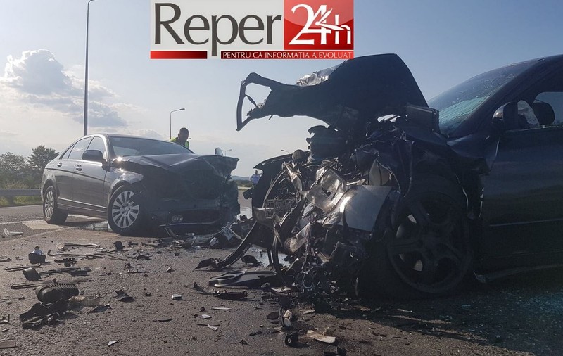 Accident rutier pe centura orașului Caransebeş. Două femei sunt în stare gravă după ce mașinile în care se aflau s-au ciocnit frontal