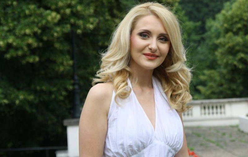 EXCLUSIV / Alina Sorescu a născut o fetiță de 50 cm și 3,300 kg! ”Gata, a venit pe lume bebelina Ana Raisa!”
