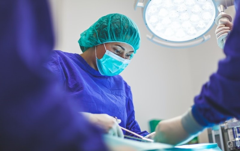 Tot ce trebuie să știi despre bonetele și capelinele medicale
