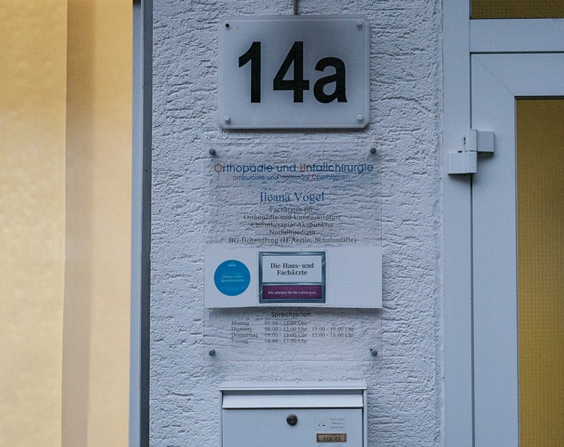 O secție de votare din Germania se află în cabinetul unui medic român! În locul paturilor și al echipamentului medical sunt cabinele de vot