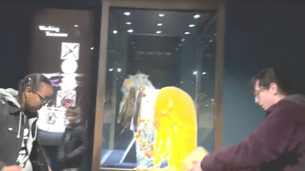 Doi activiști vandalizează vitrina în care se află bijuteriile Coroanei Britanice, 6 decembrie 2025
