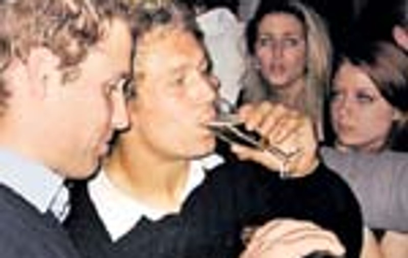 William si Harry isi ineaca amarul in alcool