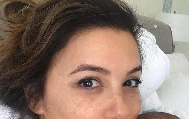 Eva Longoria l-a prezentat lumii pe fiul ei Santiago, printr-o apariție pe coperta revistei Hola!