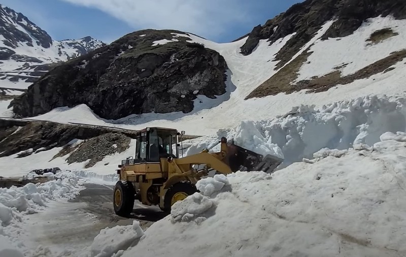 Nămeți de peste 4 metri și risc de avalanșe: drumarii deszăpezesc zona cea mai dificilă de pe Transfăgărășan | VIDEO