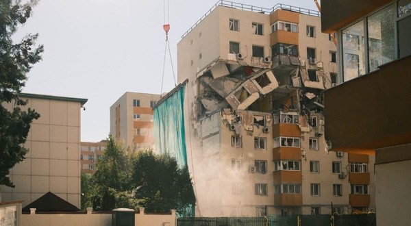 A început demolarea blocului din Rahova care a explodat anul trecut. Sursă foto: Facebook /Ionuț Petianu.