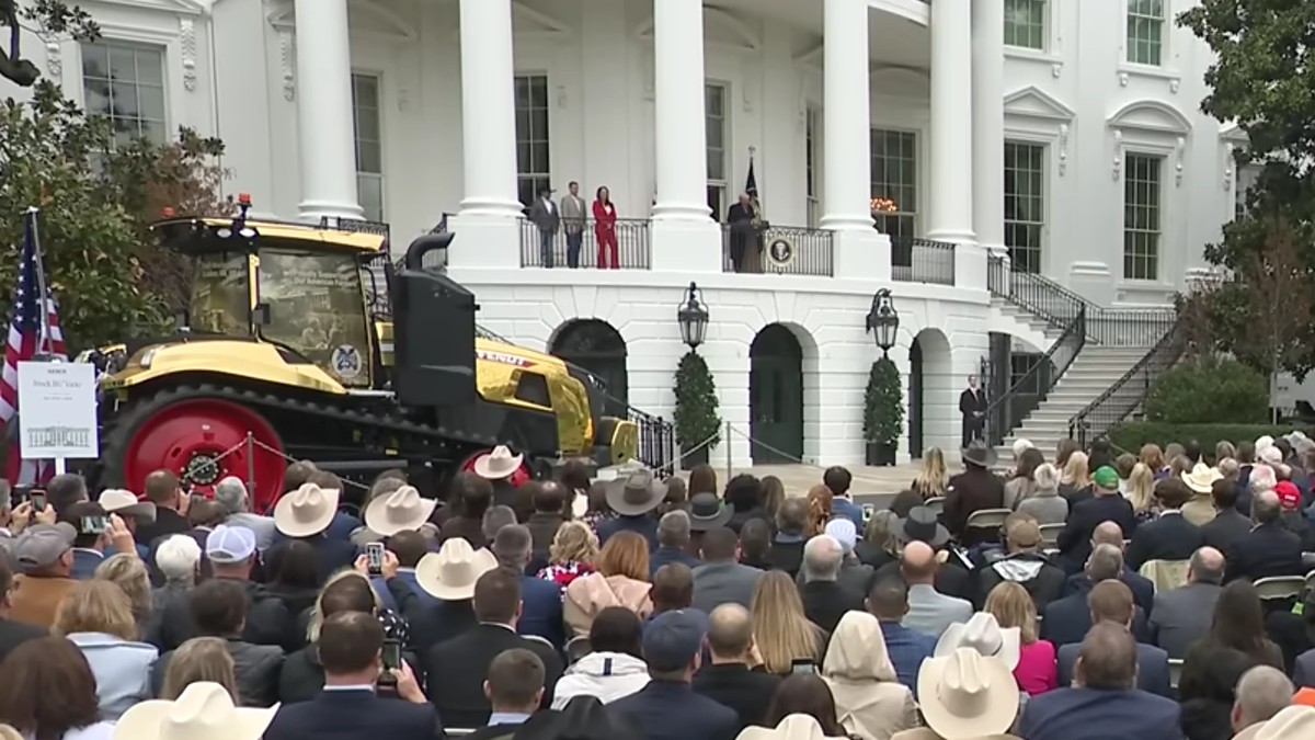 Donald Trump a lansat OnlyFarms și a adus un „tractor de aur” la Casa Albă. Foto Captură video