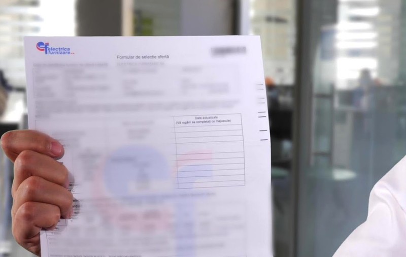Un consumator acuză că oferta cea mai bună primită de la Electrica este, de fapt, o scumpire cu 13% a energiei