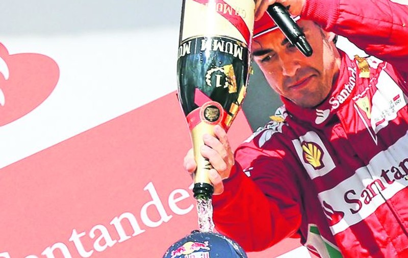 Vettel este pe cai mari. Germanul poate deveni astăzi, la Sao Paulo, cel mai tânăr pilot care câştigă trei titluri consecutive în Formula 1