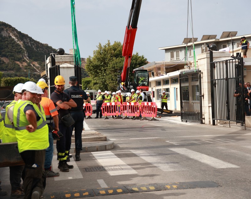 Gardul de frontieră care separa Gibraltar și Spania a fost scos, într-un moment istoric: „Ultimul zid din Europa a căzut”