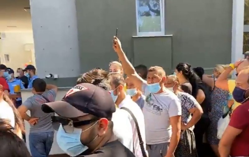 Protest la Primăria Sector 5, după ce angajații de la salubrizare nu și-au primit salariile: ”Vrem amărâții ăia de bani, nu altceva!”