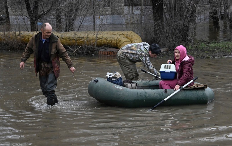 Peste 10.400 de locuințe inundate în Rusia, după ruperea unui baraj. Sunt așteptate inundații și în Siberia