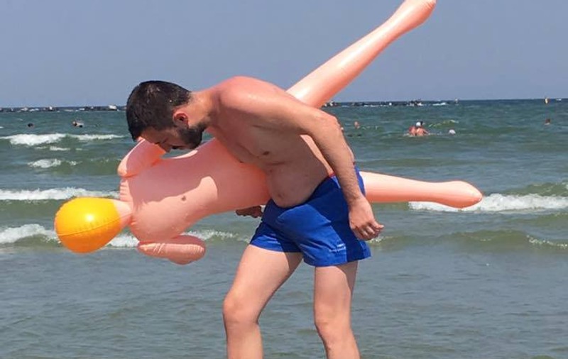 FOTO | Un turist din Mamaia folosește o păpușă gonflabilă pe post de... colac!