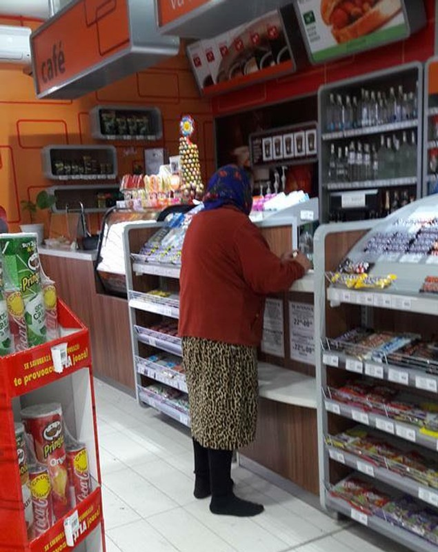 O bătrână s-a descălțat la intrarea într-un magazin de teamă să nu facă mizerie. Lecția de bun simț care ne pune pe toți pe gânduri | FOTO