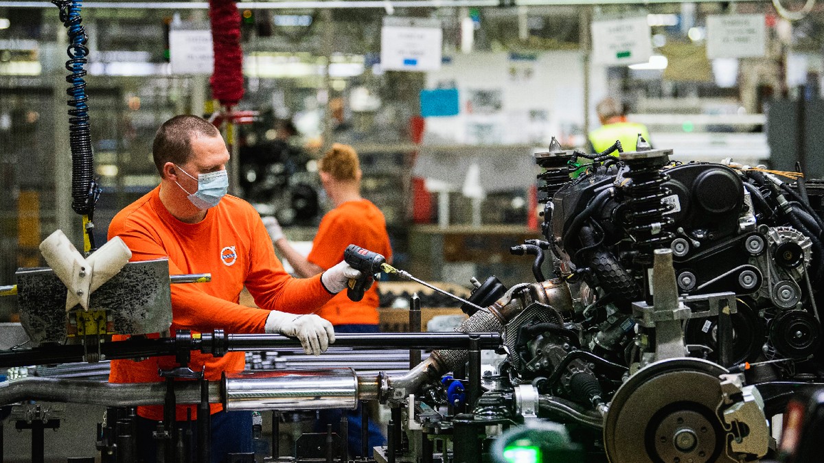 Angajații lucrează la linia de producție a fabricii Torslanda a producătorului auto suedez Volvo Cars din Göteborg, Suedia, pe 25 august 2020.