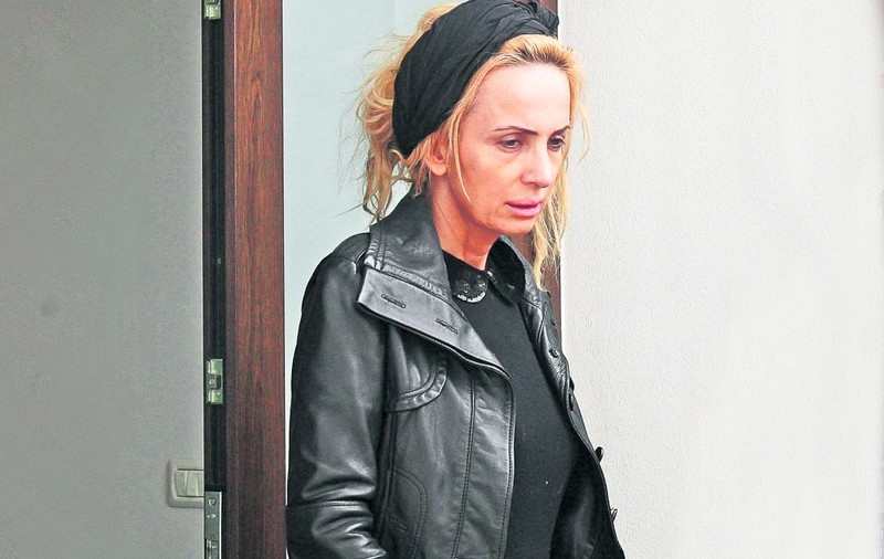 Daniela, fii tare! Cântăreaţa botează azi un băieţel în aceeaşi biserică în care, în urmă cu două săptămâni, şi-a luat «adio» de la mama ei