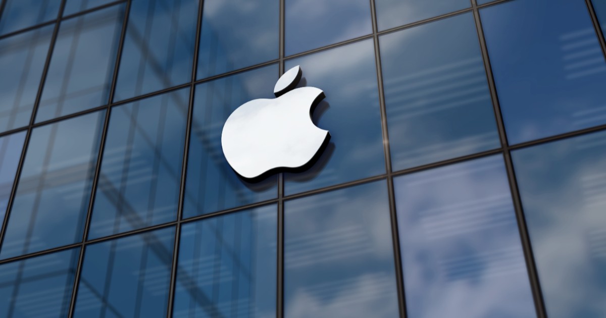 Logo-ul Apple pe o clădire cu pereți din sticlă