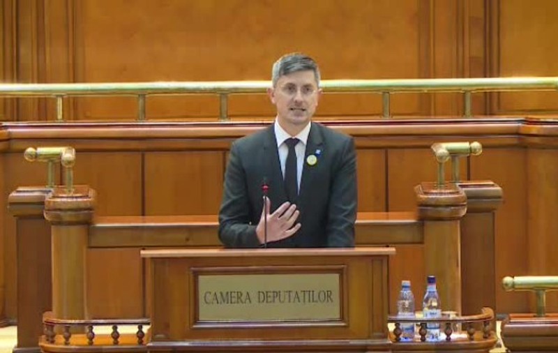 Barna (USR), la moţiunea de cenzură: "Astăzi, România a ajuns să fie condusă de un infractor condamnat penal şi de un prim-ministru care are dificultăţi să citească "