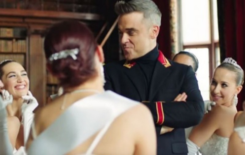 Robbie Williams i-a înfuriat pe ruși. Cântărețul a fost acuzat de rasism din cauza noului single | VIDEO