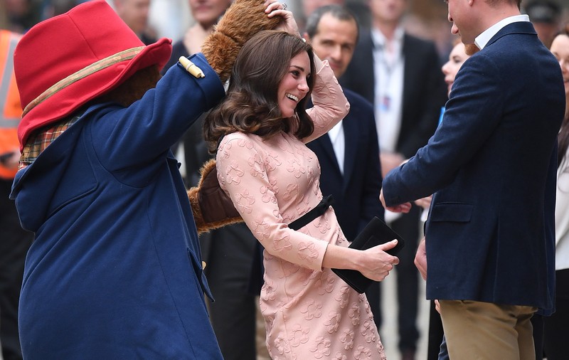 FOTO| Moment unic: Kate Middleton, însărcinată, a dansat cu Ursulețul Paddington în mijlocul străzii
