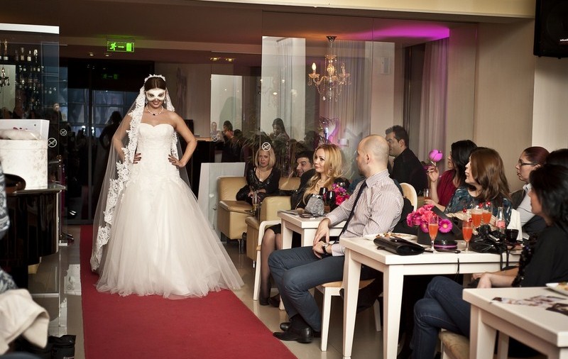 Iubitele jucătorilor de la Timişoara au pus ochii pe rochiile de mireasă | FOTO