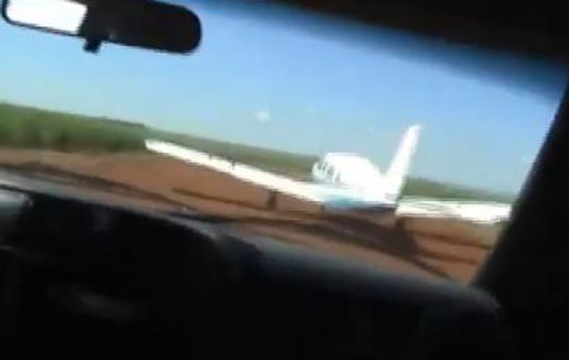 Video | Urmărire ca-n filme! Uite cum au oprit poliţiştii un avion plin cu droguri care se pregătea să decoleze