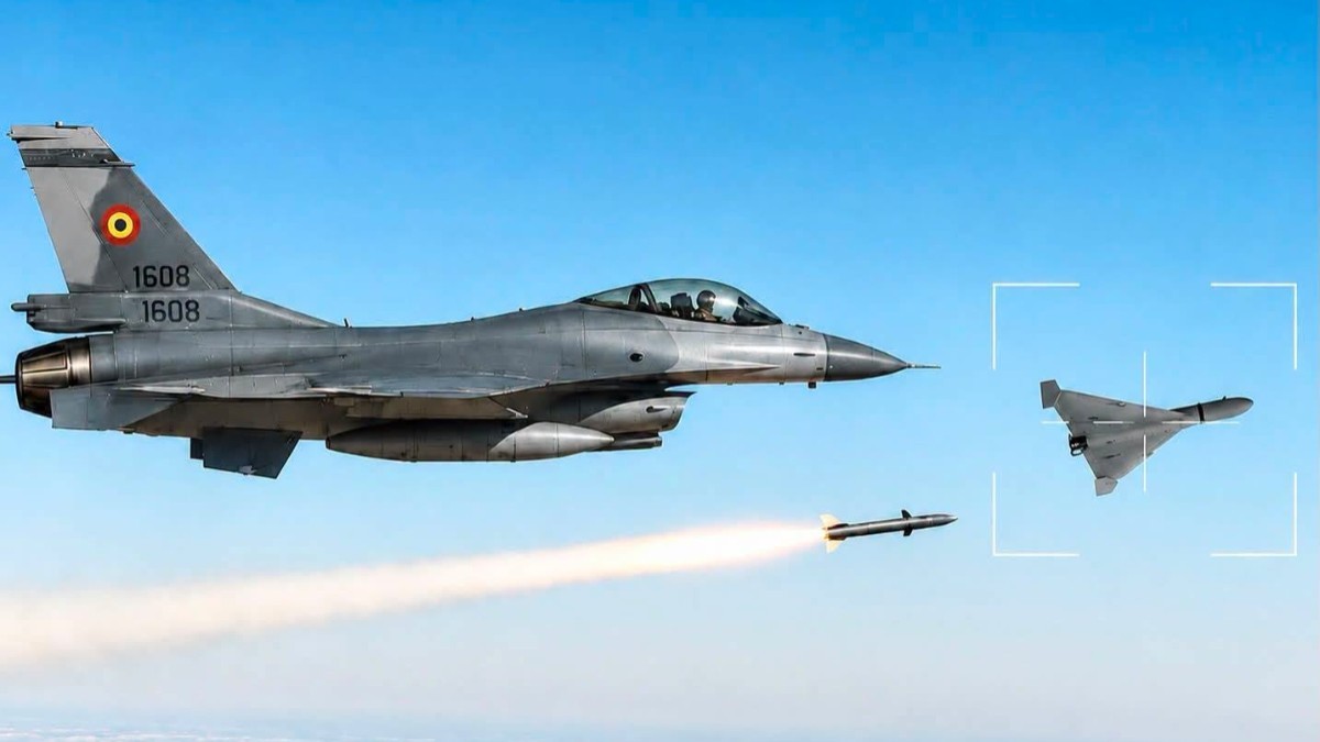 Imaginea ilustrează un avion de vânătoare F-16 al Forțelor Aeriene Române lansând o rachetă asupra unei drone militare încadrate în vizor pe cerul senin.