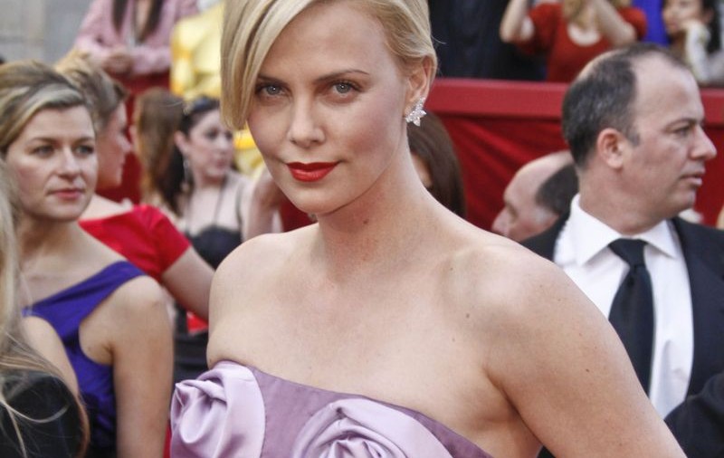 20.000 $ pentru o întâlnire cu Charlize Theron
