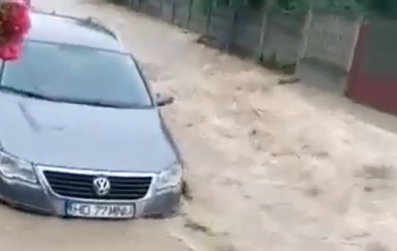 VIDEO|Inundațiile continuă să facă prăpăd. Mai multe familii din Timiș, salvate de pompieri din calea apelor
