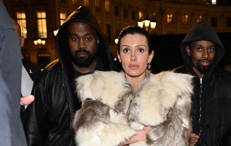 Kanye West a făcut publică o imagine cu Bianca Censori dezbrăcată pentru a-și promova noul film: „Sunt atât de mândru de soția mea”