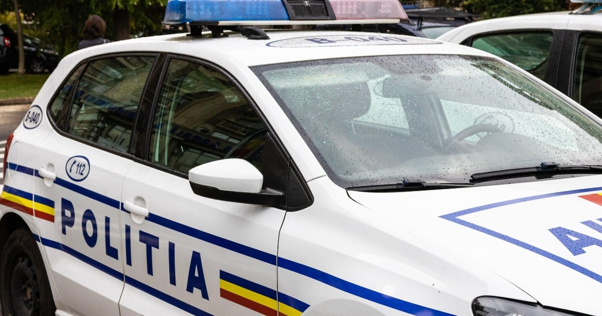 O mașină de poliție parcată