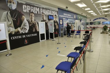 Intrarea în centrul de vaccinare din Grand Arena, la finalul programului