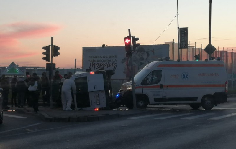 Accident în București cu o ambulanță care transporta la spital un pacient suspect de COVID-19. Trei persoane, rănite în urma impactului
