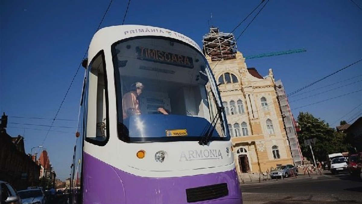 Un tânăr de 16 ani a vandalizat un tramvai la Timișoara