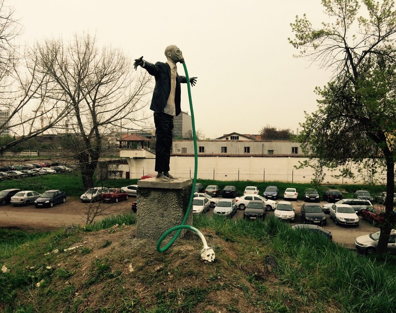 Încă o apariție șocantă la Timișoara: Cristo Redentor, reinterpretat de Grupul Baraka. Artiștii au mai expus anul trecut un „mort” cu penisul în erecție/ FOTO