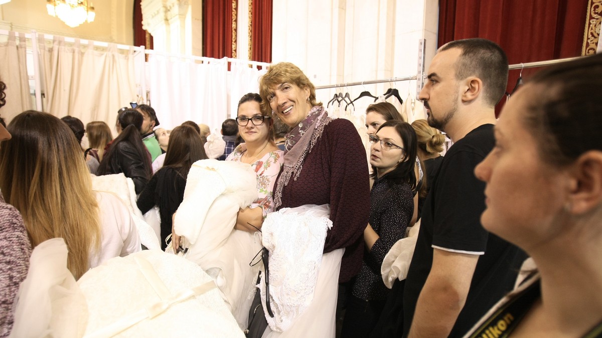 Carmen Bunaciu se pregătește de nuntă. Fosta înotătoare a stat la coadă alături de zeci de viitoare mirese pentru o rochie