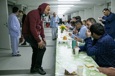 Marian Ursan vorbește cu oamenii fără adăpost care vin la centrul Carusel