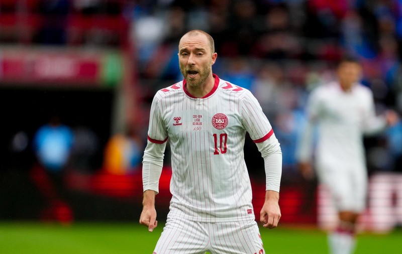 Jucătorul danez Christian Eriksen s-a prăbușit din nou pe teren, iar arbitrul a fluierat finalul partidei. Momente de panică la Danemarca-Ucraina