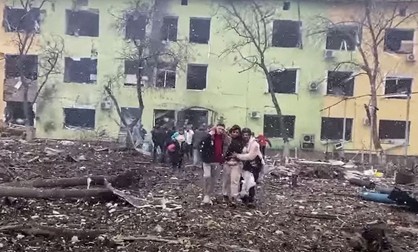Pe 9 martie, maternitatea din Mariupol a fost bombardată. 3 oameni au murit și 17 au fost răniți | Foto: Profimedia