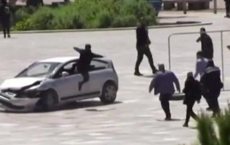 De teama unui atac terorist, un bărbat a sărit prin geamul unei mașini pentru a opri un șofer periculos