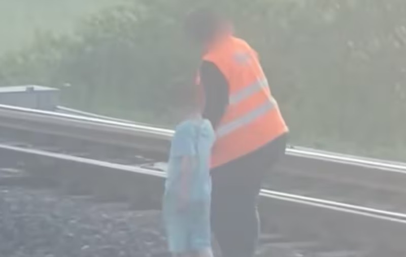 Mecanicul de tren a oprit garnitura, după ce a văzut un copil în pijama pe șine, l-a luat în brațe și l-a predat în siguranță poliției, în Elveția