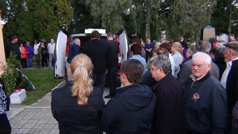 Zeci de oameni au venit să aducă un ultim omagiu lui Ioan Gyuri Pascu