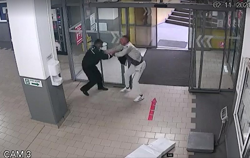 Polițist local din Vaslui, bătut de un bărbat căruia îi atrăsese atenția că trebuie să poarte mască
