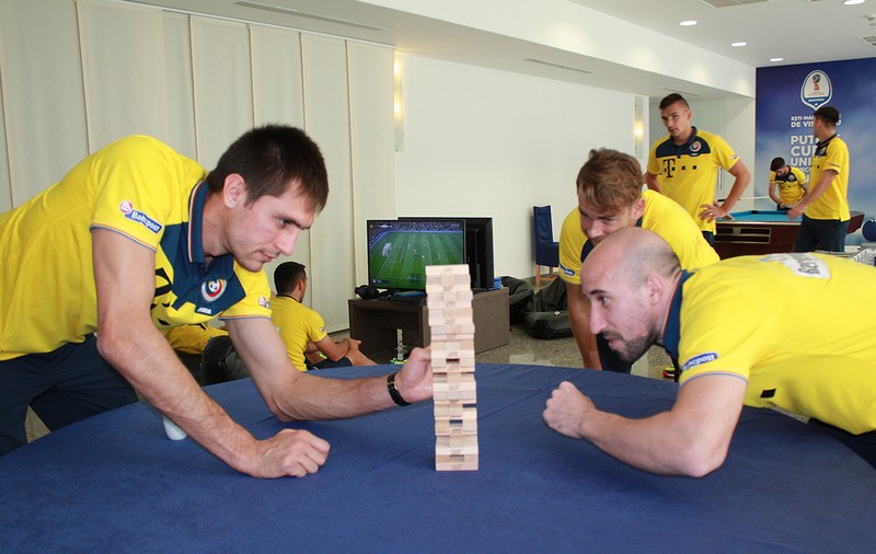 Armenia - România (sâmbătă, ora 19:00, TVR 1). Tătărușanu și Latovlevici s-au întrecut la Jenga în cantonament / VIDEO