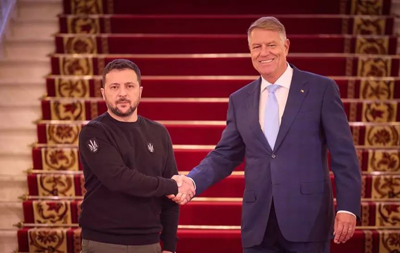 România va ajuta în continuare Ucraina, l-a asigurat Iohannis pe Zelenski în prima discuție din 2024