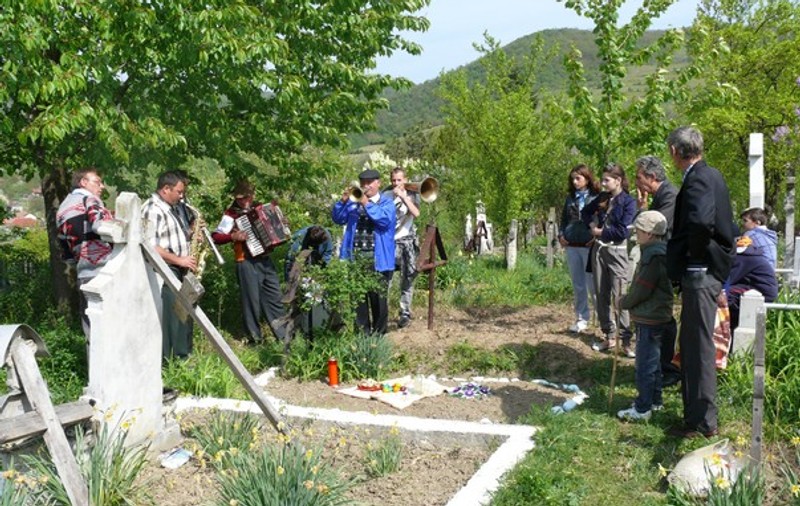 Dedicaţii pentru morţi! De Paşte, au fost cu lăutarii în cimitir