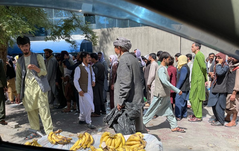 Cozi în fața băncilor din Kabul, redeschise pentru prima oară de când talibanii au preluat puterea