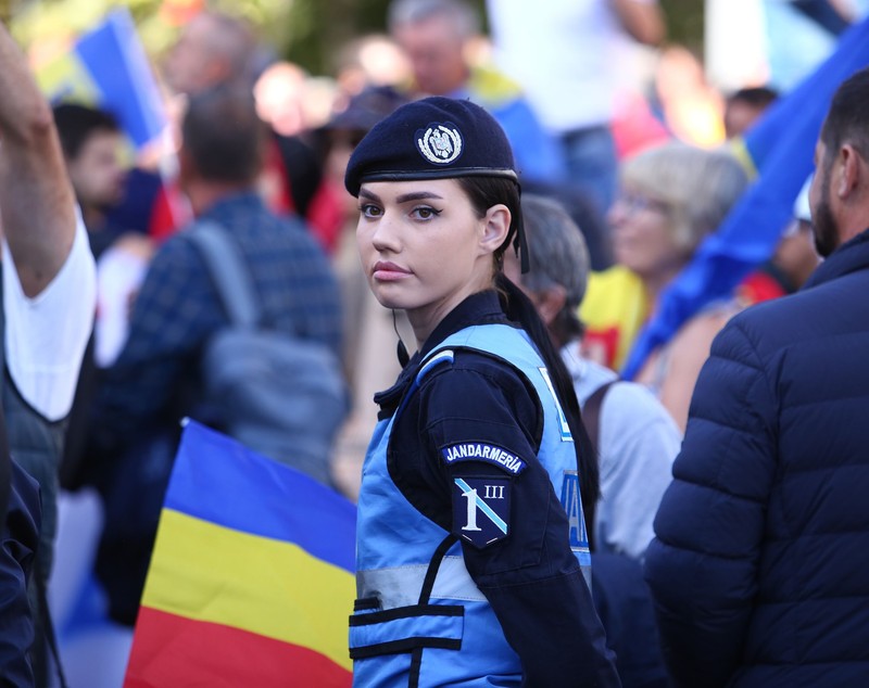 Scandal între taberele Simion și Șoșoacă, la protestul AUR. Manifestanții, despărțiți de jandarmi
