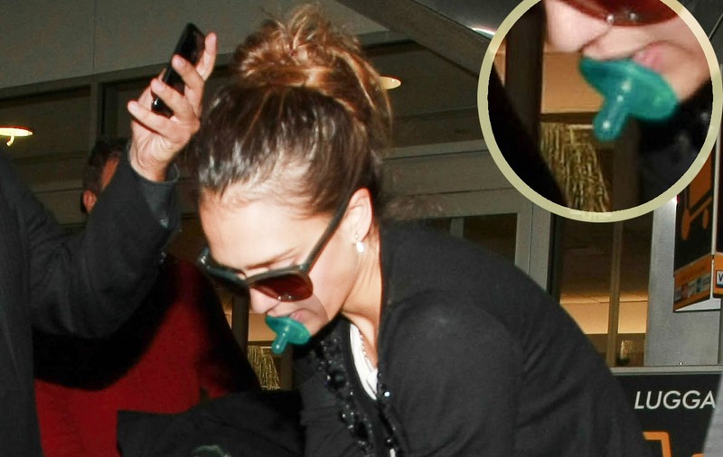Uite-o pe Jessica Alba cu suzeta în gură | FOTO