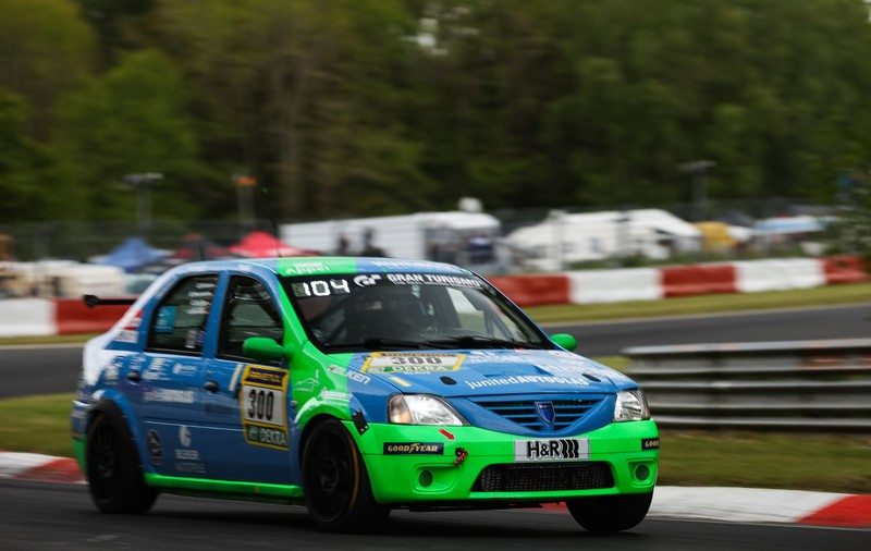 3 români și o Dacia Logan, pe același circuit cu Max Verstappen, la Nurburgring: „Câștiga dacă oprea aerul condiționat”