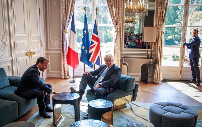 Boris Johnson, cu piciorul pe masă la Palatul Elysee